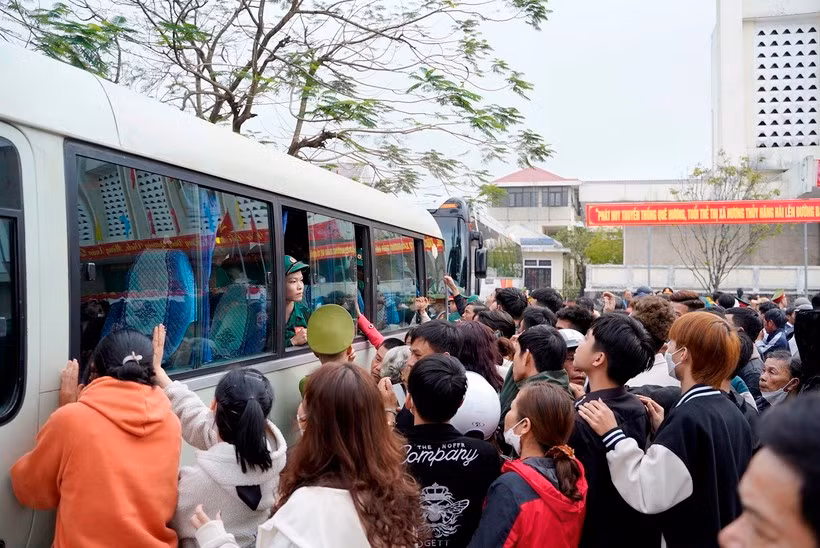 Người nhà ra tận xe tiễn các tân binh lên đường thực hiện nghĩa vụ quân sự. Ảnh: CTV