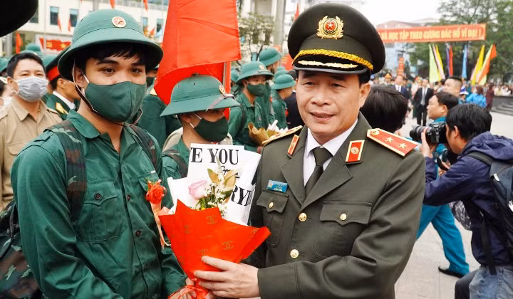 Thứ trưởng Bộ Công an Lê Quốc Hùng tặng hoa chúc mừng các tân binh TP. Huế lên đường nhập ngũ. Ảnh: CTV
