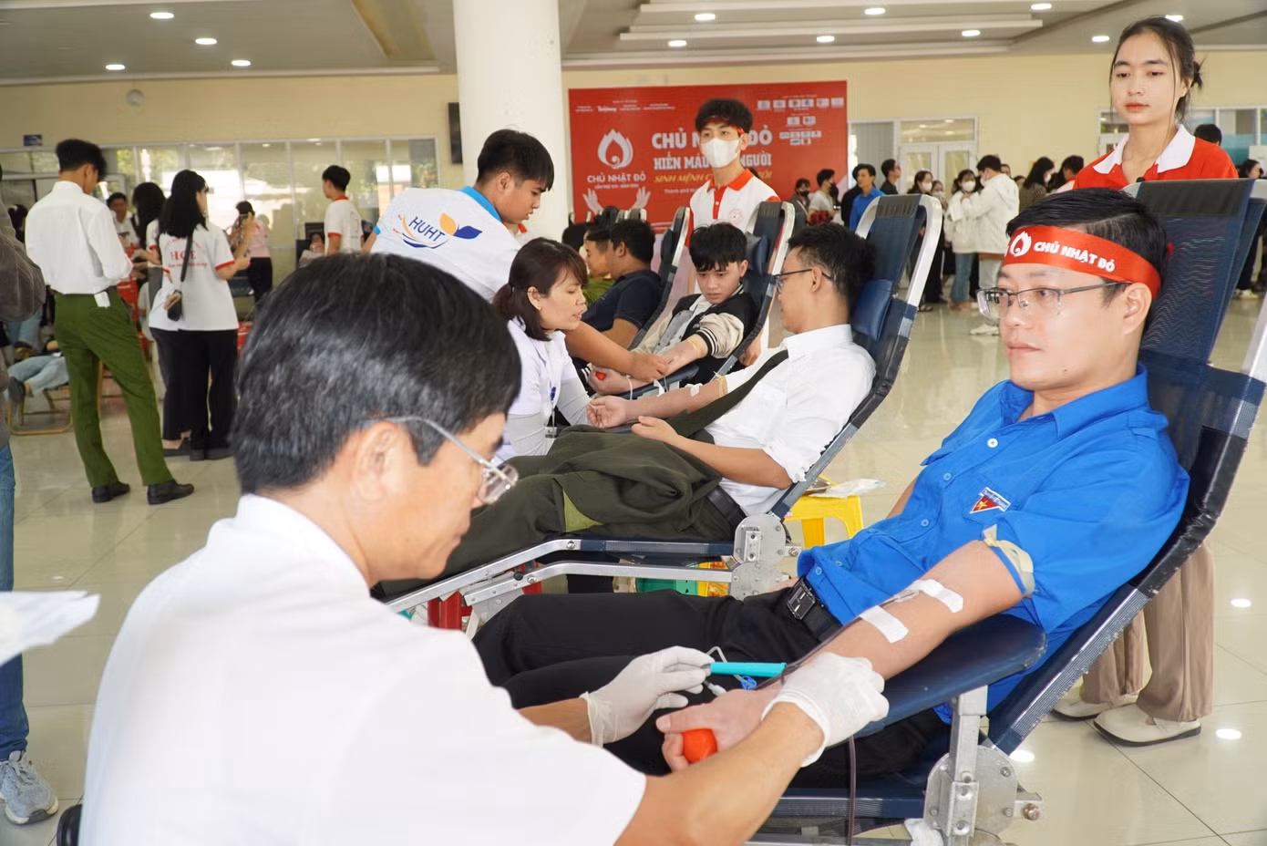 Bí thư Tỉnh Đoàn TT-Huế Nguyễn Thanh Hoài trực tiếp hiến máu tình nguyện tại ngày hội. Ảnh: N.V