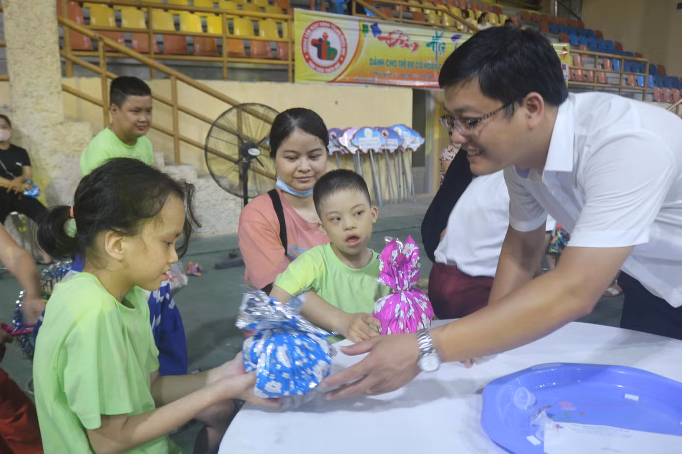 Anh Nguyễn Thanh Hoài, Bí thư Tỉnh Đoàn TT-Huế, tặng quà cho trẻ em có hoàn cảnh đặc biệt tại chương trình "Đêm hội trăng rằm". Ảnh: N.V