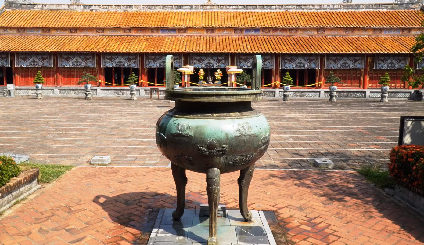 Cửu đỉnh có tổng trọng lượng hơn 20.300 kg, được đặt tên theo thứ tự là Cao, Nhân, Chương, Anh, Nghị, Thuần, Tuyên, Dụ, Huyền. Mỗi tên này của đỉnh được lấy từ miếu hiệu (tên để thờ cúng) của một vị vua nhà Nguyễn. Cửu đỉnh được dùng làm biểu tượng cho sự giàu đẹp, thống nhất của đất nước và ước mơ triều đại mãi vững bền. (Trong ảnh là Cao đỉnh đặt chính giữa, tượng trưng cho sự vĩ đại).