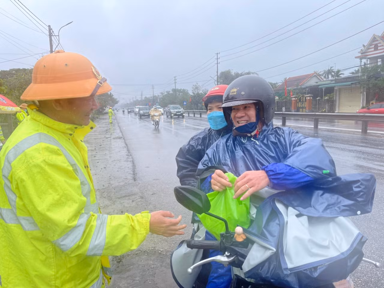 Người dân di chuyển vào Nam làm việc bất ngờ nhận quà từ CSGT TT-Huế.