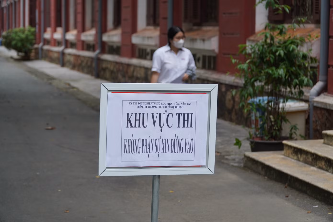 Đảm bảo khu vực giới hạn dành cho thi cử tại điểm thi Trường Quốc học Huế.