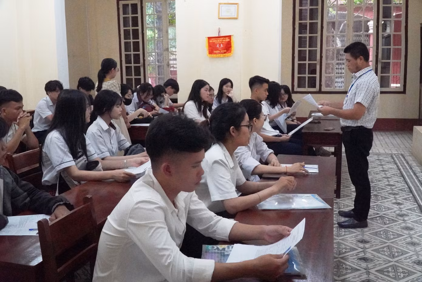 Giám thị phổ biến, hướng dẫn thí sinh nội quy, quy chế kỳ thi, cách làm bài thi trắc nghiệm.