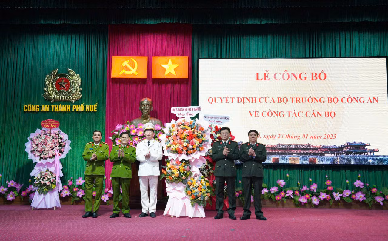 Tân Phó Giám đốc Công an thành phố Huế Nguyễn Viết Hoàng (thứ ba từ trái sang).