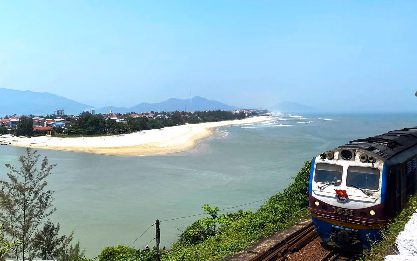 Ông Nguyễn Văn Phúc - Giám đốc Sở Du lịch TT-Huế - cho biết, quy hoạch địa điểm tiềm năng phát triển khu du lịch quốc gia là cơ sở pháp lý, tạo thuận lợi để thu hút các nhà đầu tư vào các dự án phát triển du lịch, hoàn thiện hạ tầng giao thông, dịch vụ ở Lăng Cô - Cảnh Dương, giúp nơi đây thu hút lượng khách lớn hơn trong những năm tới. Ảnh: N.V.