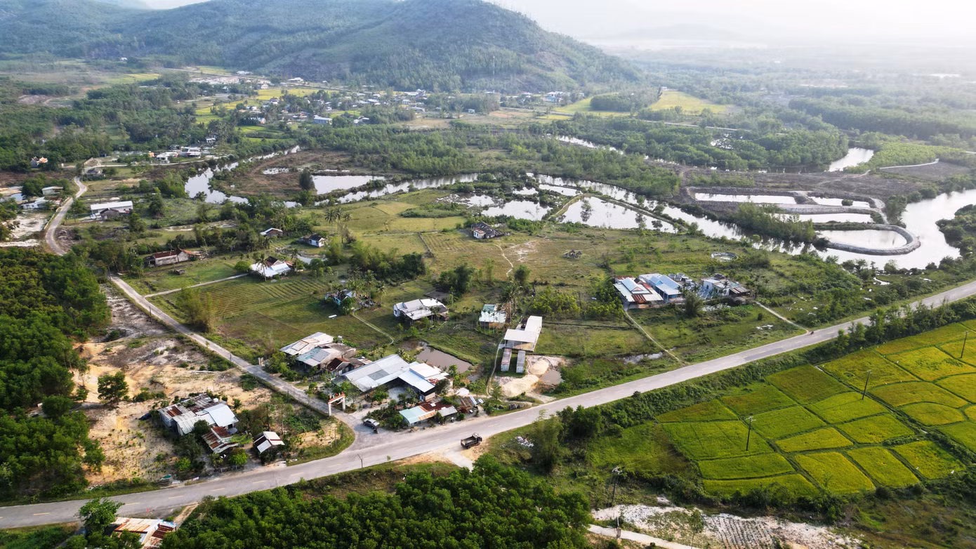 Dự án ban đầu có quy mô gần 300ha, với tổng vốn đầu tư 5.230 tỷ đồng. Tuy nhiên, do chậm tiến độ và nhiều lần bị Ban Quản lý Khu kinh tế, công nghiệp TP Huế nhắc nhở, đến nay, chủ đầu tư đã nộp hồ sơ điều chỉnh dự án, thu hẹp diện tích còn 169ha nhưng tăng vốn đầu tư lên hơn 16.000 tỷ đồng. Chủ đầu tư hiện chờ phê duyệt điều chỉnh và đền bù, giải phóng mặt bằng để triển khai dự án. Trong khi, người dân từng ngày mong mỏi được an cư, ổn định cuộc sống, thoát khỏi cảnh “ở không yên, đi chẳng được” kéo dài hơn 16 năm qua.