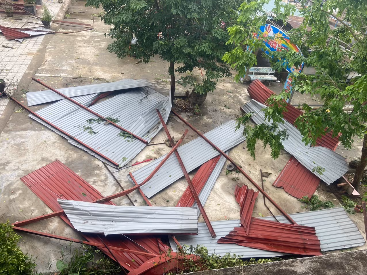 Phần mái một ngôi trường tại huyện Phú Vang bị gió lốc thổi bay.