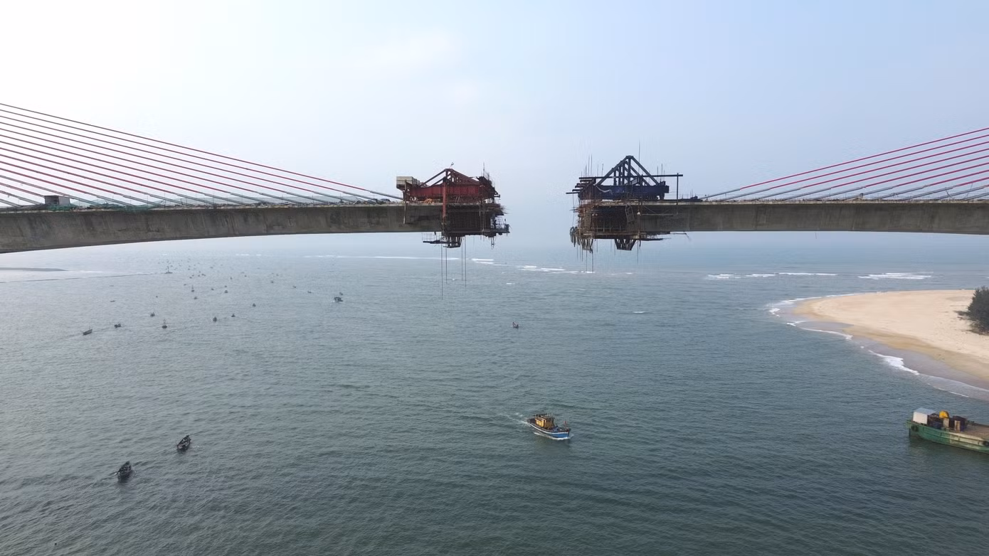 Ban Quản lý Dự án cho biết, các đơn vị thi công hiện gấp rút hoàn thành những hạng mục cuối cùng, đặt mục tiêu hợp long vào dịp kỷ niệm 50 năm Giải phóng miền Nam thống nhất đất nước (30/4/2025) và thông xe kỹ thuật vào dịp lễ Quốc khánh 2/9 sắp tới.