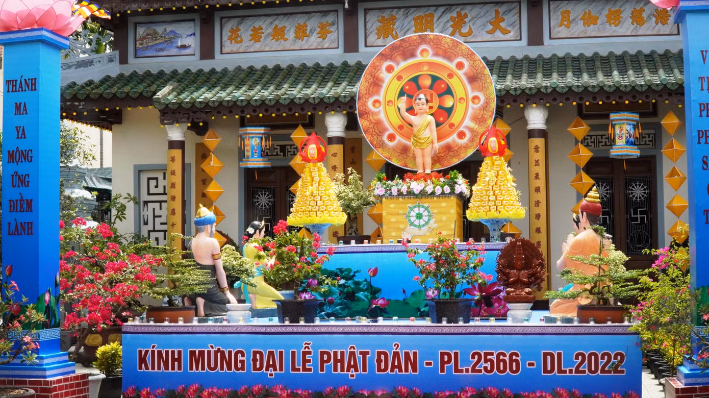 Các lễ đài mừng Phật đản đã được thiết trí bên trong nhiều ngôi chùa ở Huế