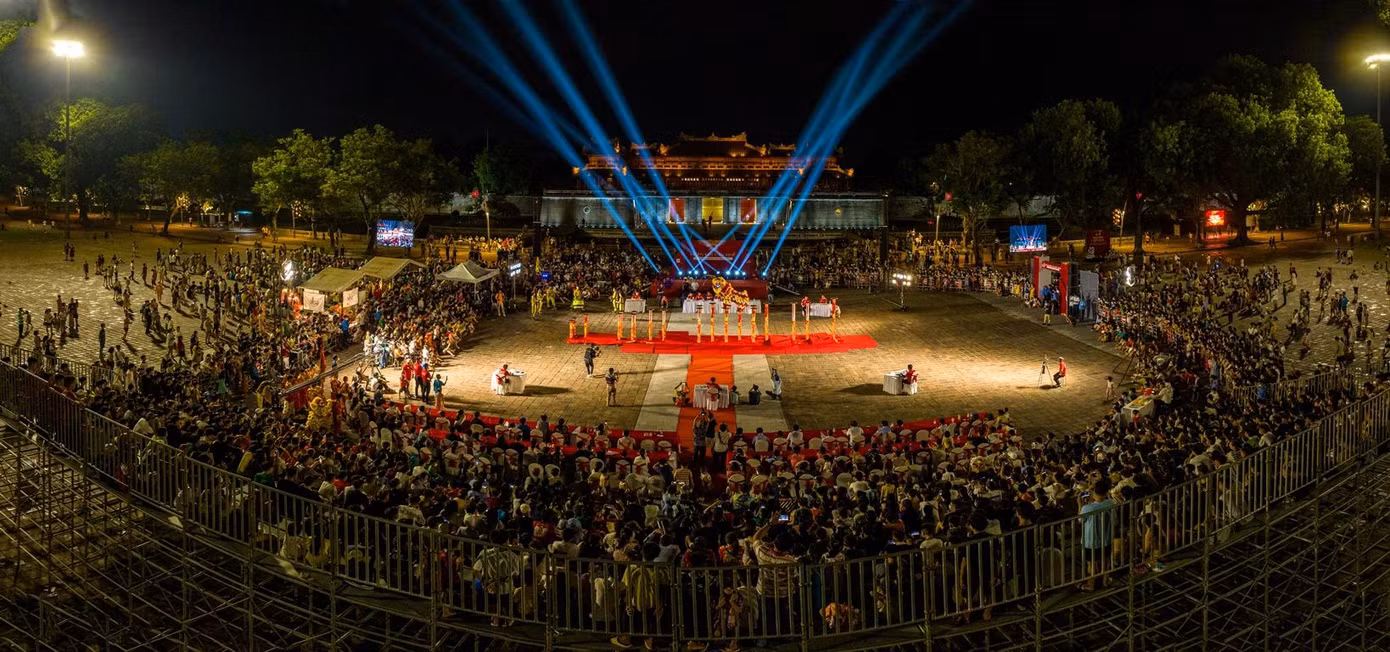 Các đội lân đến từ mọi miền đất nước tham gia biểu diễn, thi đấu ở 2 nội dung “Địa bửu” và “Mai hoa thung”. Lễ hội sẽ kéo dài trong 2 ngày, từ tối ngày 3 đến 4/9.