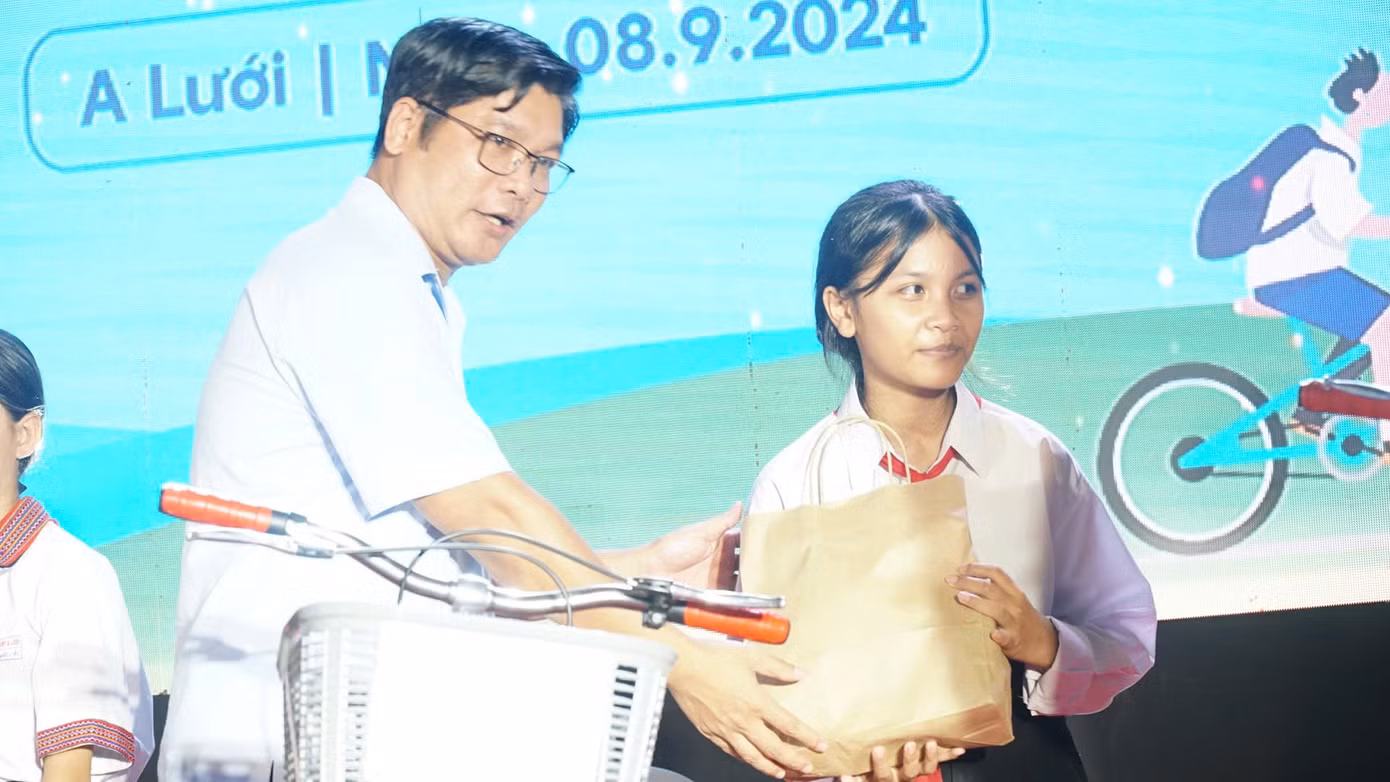 Trao học bổng cho học sinh vượt khó học tập tốt.