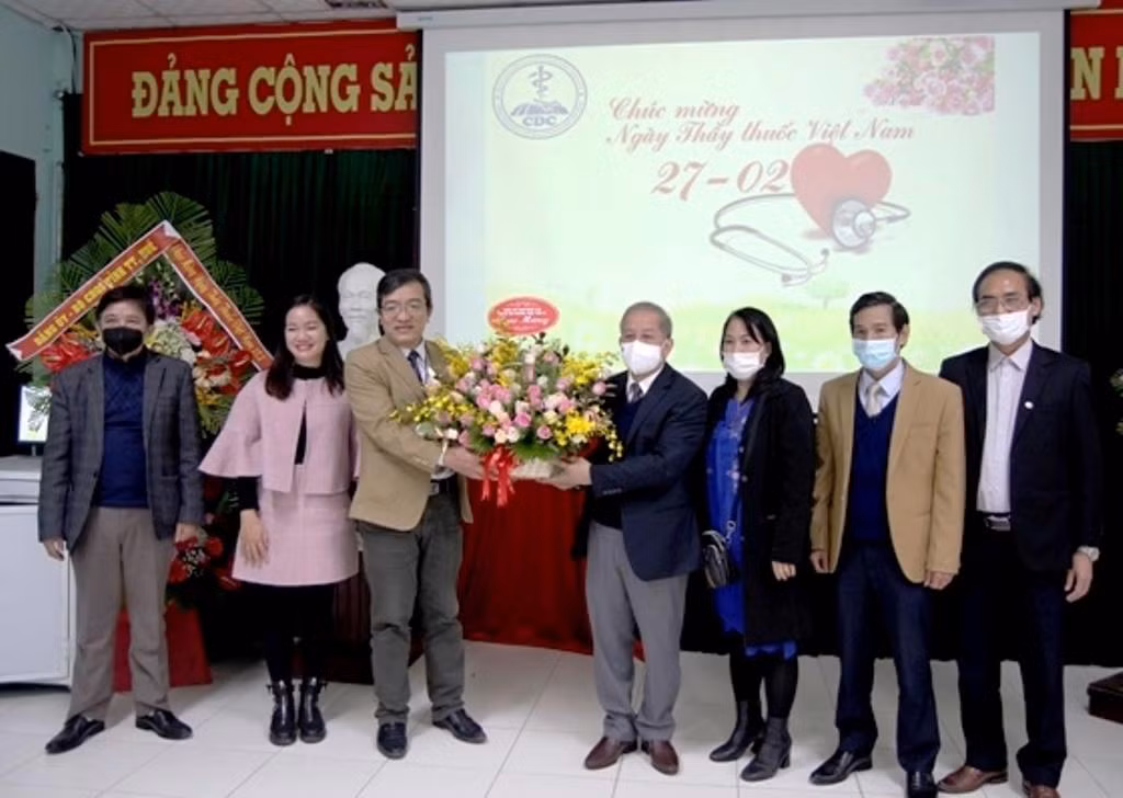 Phó Bí thư Thường trực Phan Ngọc Thọ thăm CDC tỉnh TT-Huế nhân kỷ niệm 67 năm ngày Thầy thuốc Việt Nam. Ảnh: Phong Trần