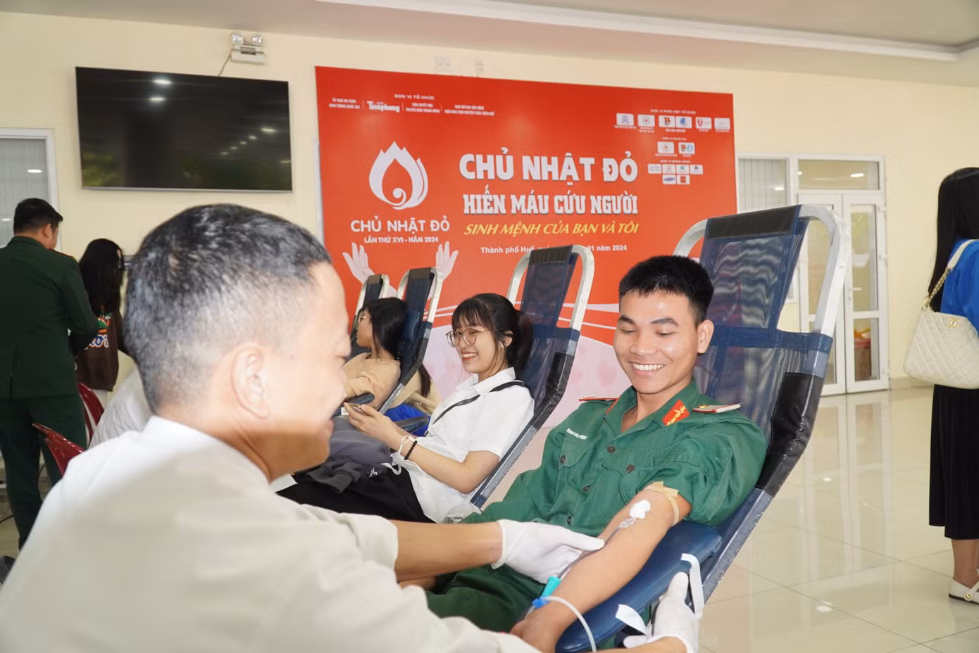 Cùng với đông đảo đoàn viên, thanh niên, sinh viên Đại học Huế, nhiều cán bộ, chiến sĩ Bộ Chỉ huy Quân sự tỉnh TT-Huế nhiệt tình đăng ký hiến máu tình nguyện. Ảnh: N.V