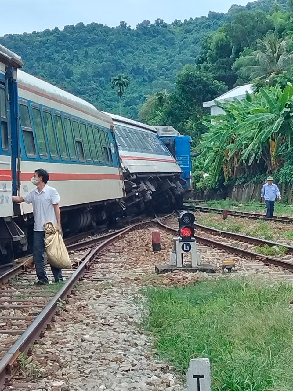 Hai toa xe nằm vị trí thứ 10, 11 trong đoàn tàu đã bị trật bánh.