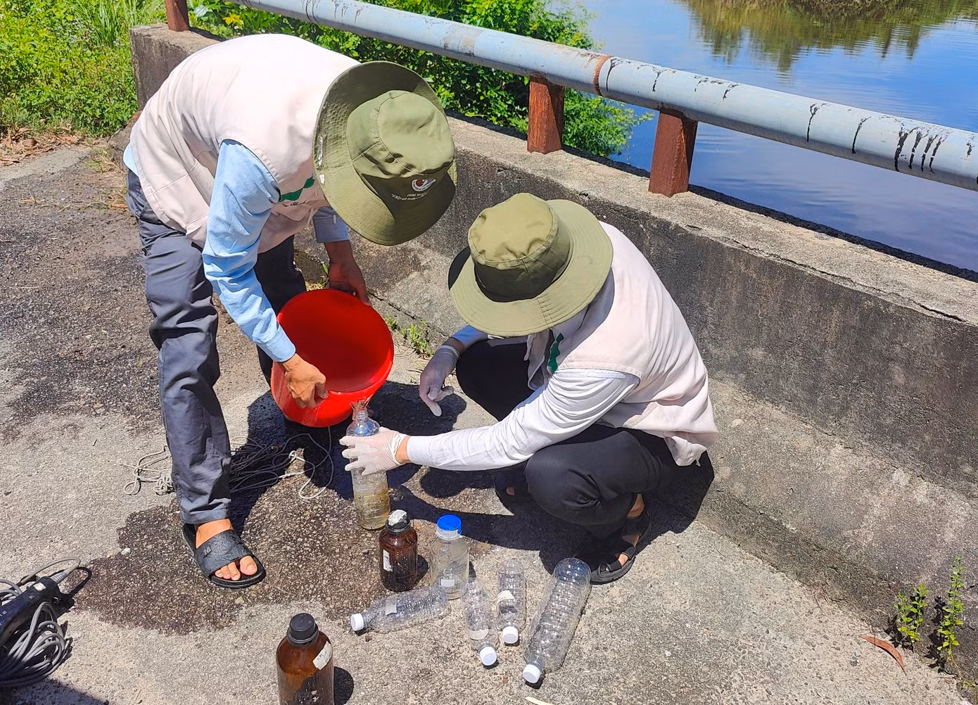 Cán bộ Sở TN&amp;MT TT-Huế lấy mẫu nguồn nước sông Mỹ Gia để kiểm tra.