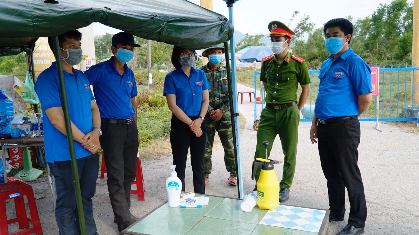 Thăm hỏi, động viên đoàn viên, thanh niên, cán bộ chiến sĩ lực lượng vũ trang làm nhiệm vụ phòng chống dịch ở các tuyến đầu.
