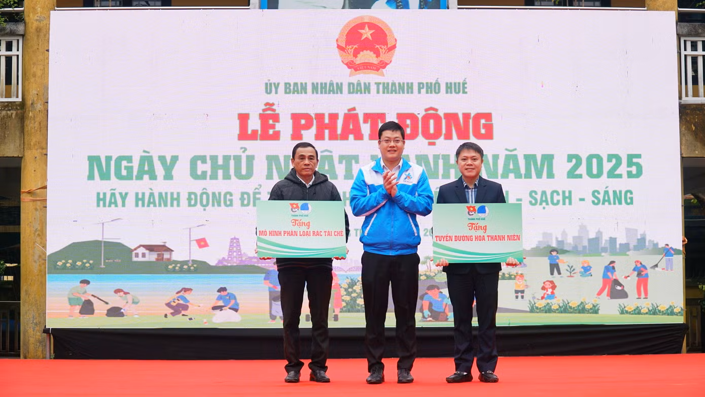 Bí thư Thành Đoàn Huế Nguyễn Thanh Hoài trao biển tượng trưng tặng mô hình phân loại rác tái chế và tuyến đường hoa thanh niên.