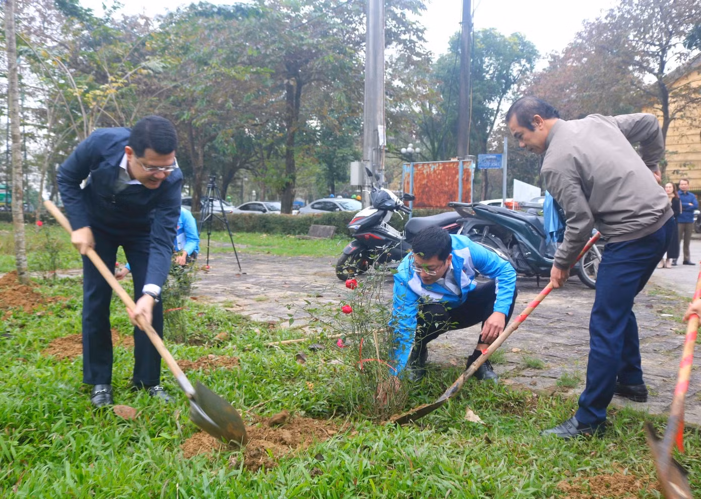 Lãnh đạo UBND thành phố Huế, Thành Đoàn Huế và quận Phú Xuân trồng hoa tạo cảnh quan đường phố.