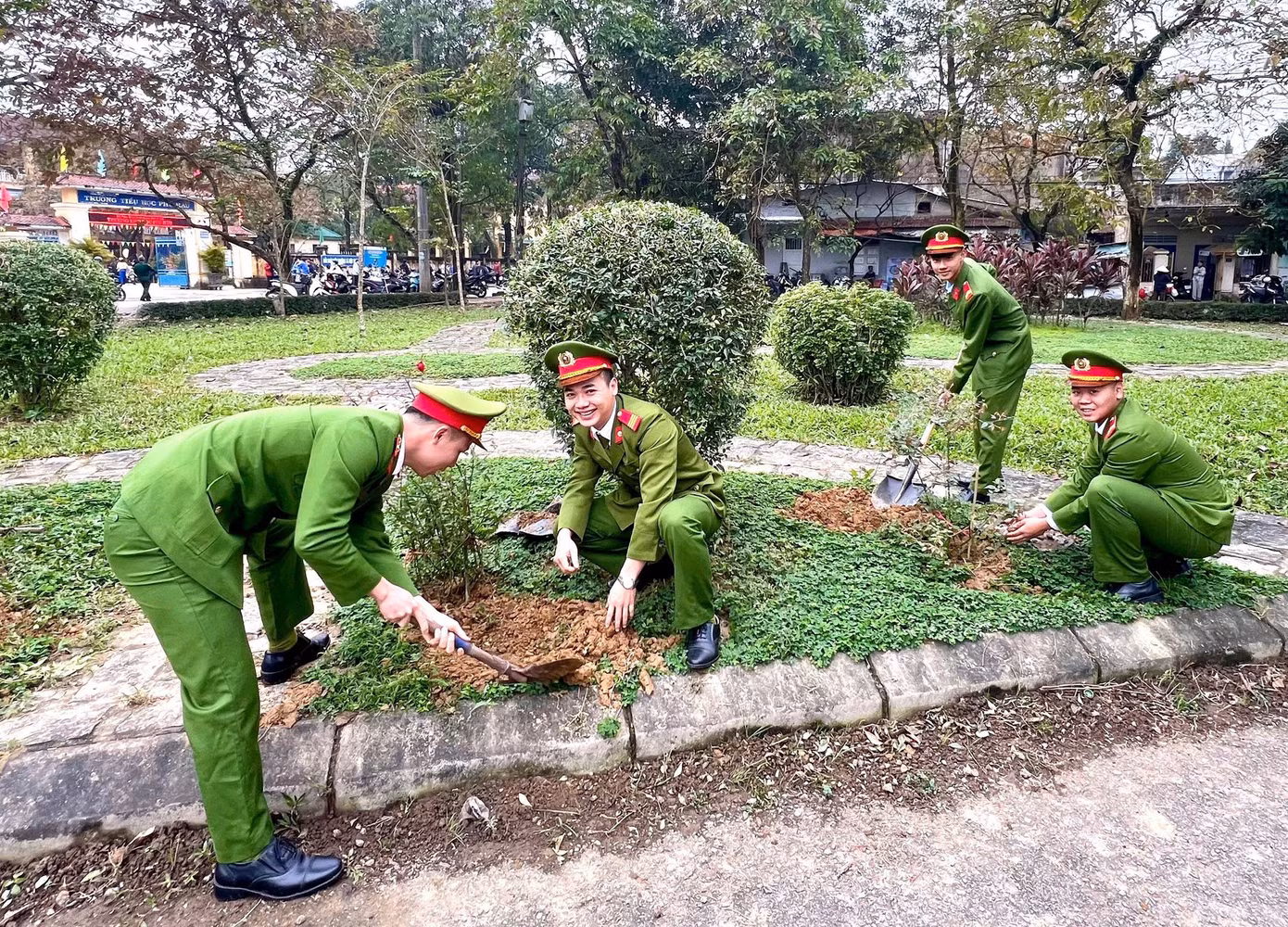 Thực hiện tuyến đường hoa.