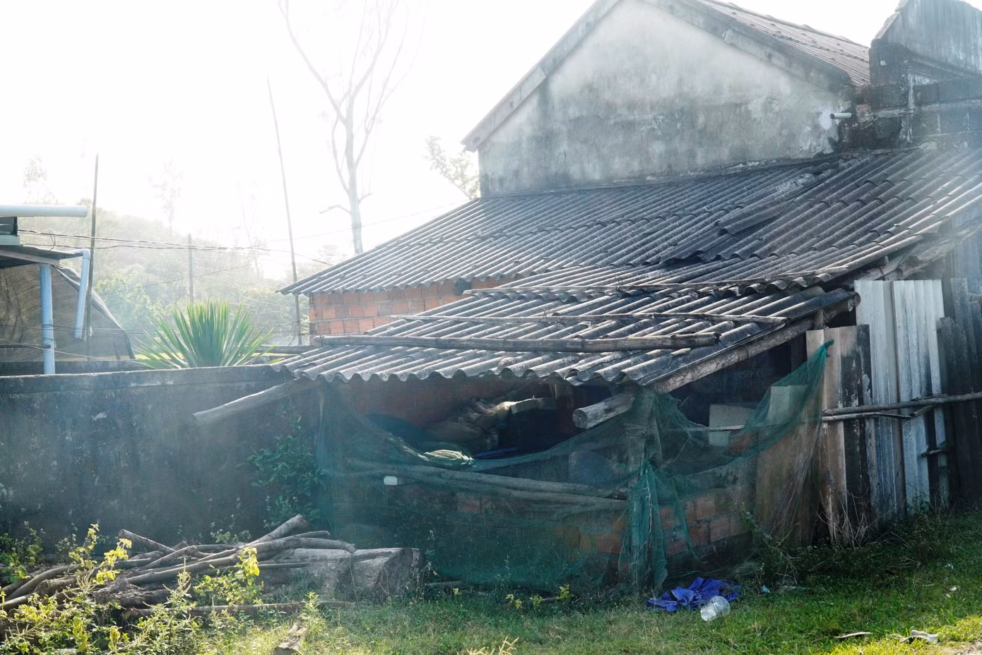 Mỗi khi mùa mưa bão tới, thôn Phú Hải lại trở thành “điểm nóng” về phòng chống thiên tai của xã. Những căn nhà thấp lè tè bị tốc mái, sạt vách, người dân phải chạy đi trú nhờ hàng xóm vì sợ nhà sập… đã không còn là chuyện mới. Dù biết nguy hiểm cận kề, nhưng việc sửa chữa, xây mới nhà cửa của người dân nơi đây là không thể.