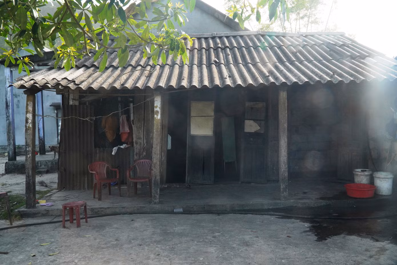 Mỗi khi mùa mưa bão tới, thôn Phú Hải lại trở thành “điểm nóng” về phòng chống thiên tai của xã. Những căn nhà thấp lè tè bị tốc mái, sạt vách, người dân phải chạy đi trú nhờ hàng xóm vì sợ nhà sập… đã không còn là chuyện mới. Dù biết nguy hiểm cận kề, nhưng việc sửa chữa, xây mới nhà cửa của người dân nơi đây là không thể.
