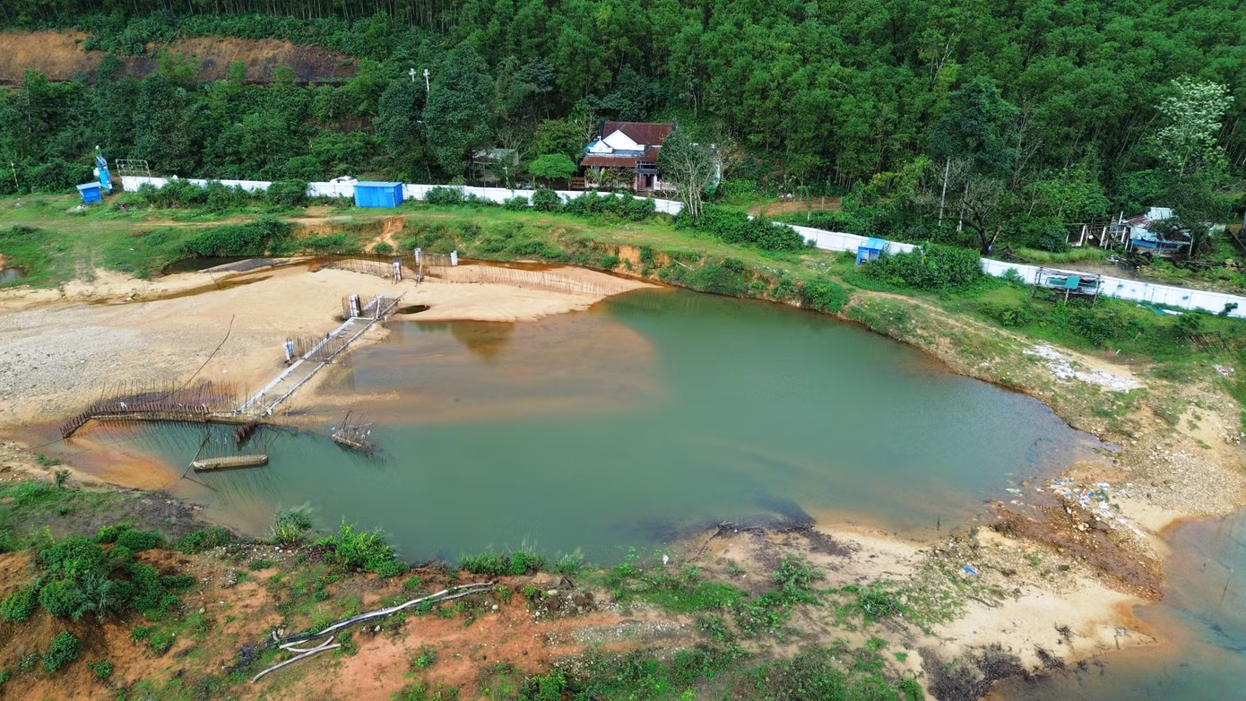 Cụ thể, tháng 1/2017, Ban Quản lý Khu Kinh tế - Công nghiệp tỉnh Thừa Thiên-Huế (nay là TP. Huế) cấp quyết định chủ trương đầu tư cho Công ty TNHH Đầu tư Thương mại và Dịch vụ Hoa Lư - Huế thực hiện dự án khu du lịch suối Voi.
