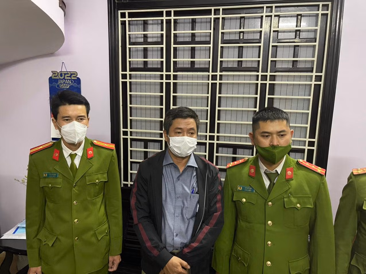 Theo cơ quan công an, Giám đốc CDC TT-Huế (giữa) và thuộc cấp bị bắt giữ chưa có liên quan đến vụ Công ty Việt Á