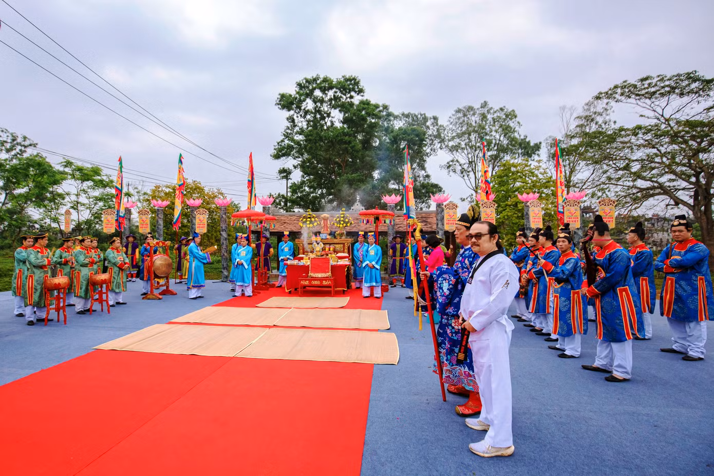Trong sáng 21/3 đã diễn ra phần lễ với những nghi thức trang trọng như lễ cáo yết và dâng hương tại Thế miếu - Đại nội Huế, lễ rước rồng trên sông Hương, lễ tế tại Võ Thánh miếu (phường Long Hồ, quận Phú Xuân).