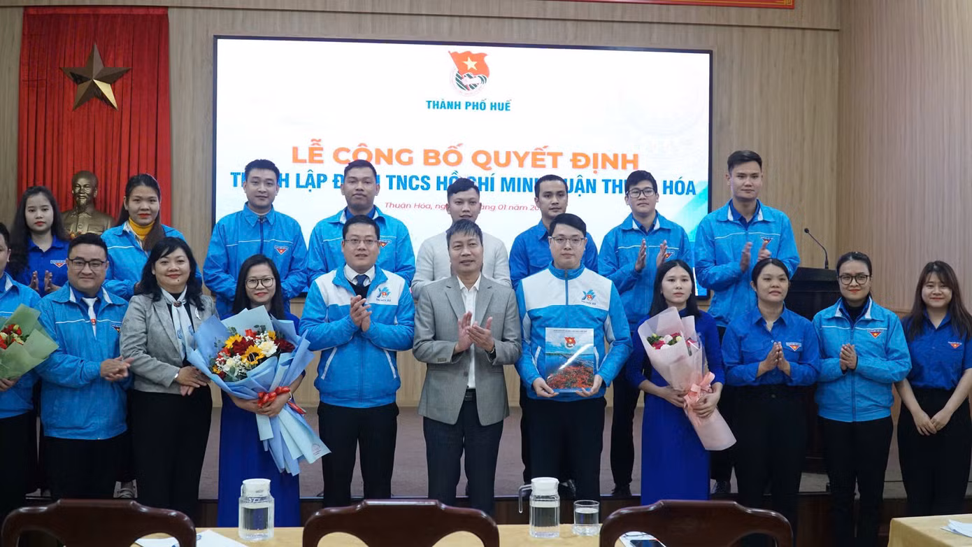 Ban Chấp hành lâm thời Quận Đoàn Thuận Hóa ra mắt, nhận nhiệm vụ. Ban Chấp hành lâm thời Quận Đoàn Thuận Hóa ra mắt, nhận nhiệm vụ.