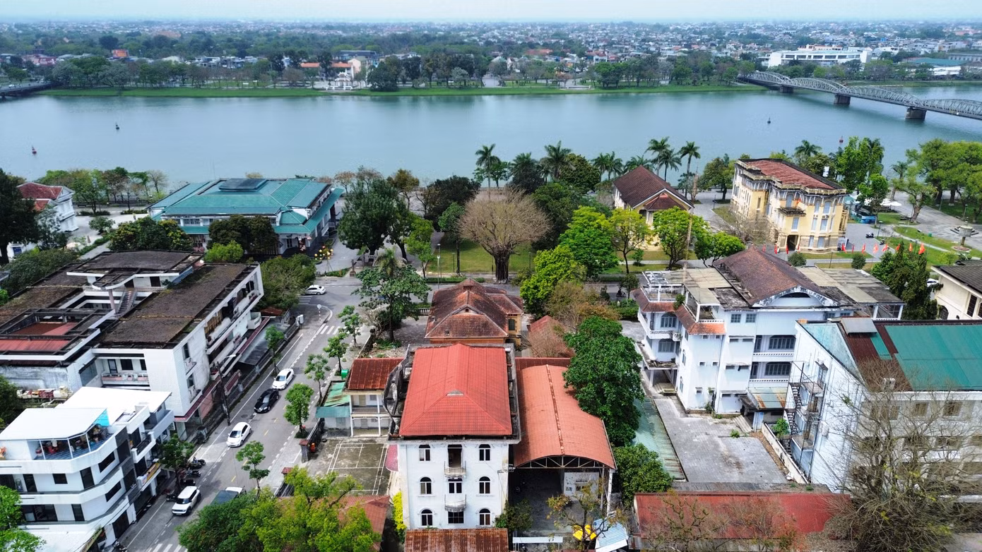 Ông Giang cũng thông tin, ngay sau khi thành phố đưa ra các phương án tháo dỡ công trình trụ sở trên những khu “đất vàng” này, một số nhà đầu tư đã bày tỏ sự quan tâm.