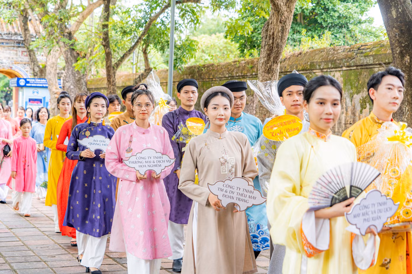 Tiến sĩ Phan Thanh Hải cho rằng vấn đề cải cách trang phục dưới thời Võ vương Nguyễn Phúc Khoát và vua Minh Mạng không chỉ dừng lại ở hình thức, mà còn phản ánh tinh thần thống nhất, tự chủ về văn hóa. Từ đó, áo dài đã trở thành trang phục chính thức của mọi tầng lớp trong xã hội, mang đậm bản sắc văn hóa và chính thức trở thành quốc phục dân tộc Việt Nam. Ảnh: B.Minh. Tiến sĩ Phan Thanh Hải cho rằng vấn đề cải cách trang phục dưới thời Võ vương Nguyễn Phúc Khoát và vua Minh Mạng không chỉ dừng lại ở hình thức, mà còn phản ánh tinh thần thống nhất, tự chủ về văn hóa. Từ đó, áo dài đã trở thành trang phục chính thức của mọi tầng lớp trong xã hội, mang đậm bản sắc văn hóa và chính thức trở thành quốc phục dân tộc Việt Nam. Ảnh: B.Minh.