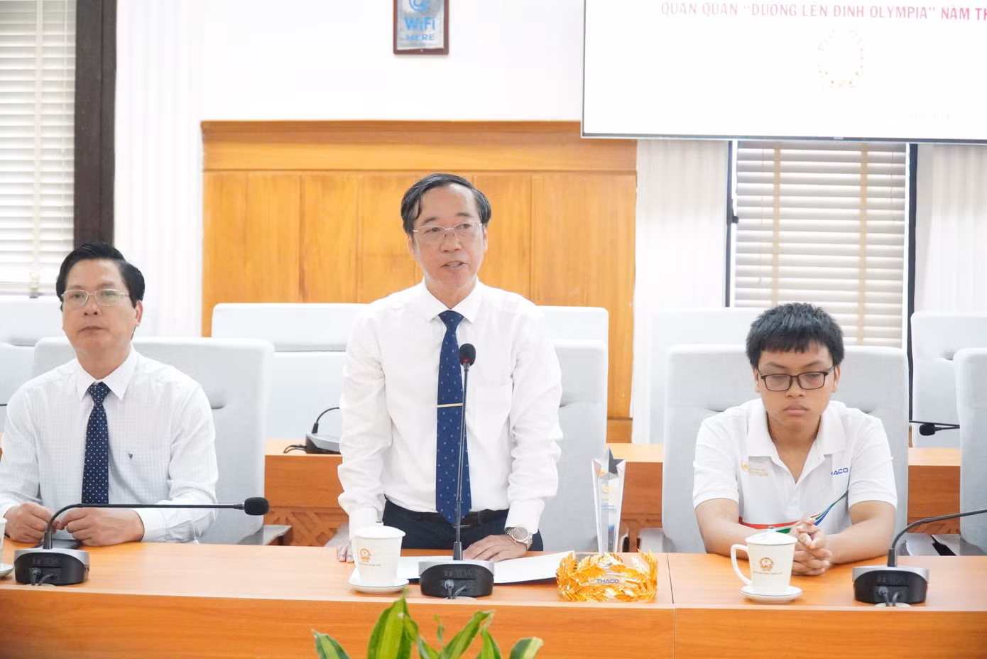 Thầy giáo Nguyễn Phú Thọ - Hiệu trưởng Trường Quốc học Huế, nêu những thành tích học tập, rèn luyện ấn tượng của Võ Quang Phú Đức.