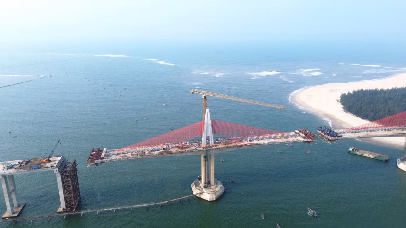 Hệ thống dây văng màu đỏ rực kéo dài từ trụ chính, tạo nên vẻ đẹp vừa mạnh mẽ vừa thanh thoát. Kết cấu trụ cầu được thiết kế và thi công vững chắc, có khả năng chịu lực tốt trước những tác động của thiên nhiên, đảm bảo tuổi thọ công trình dài lâu.