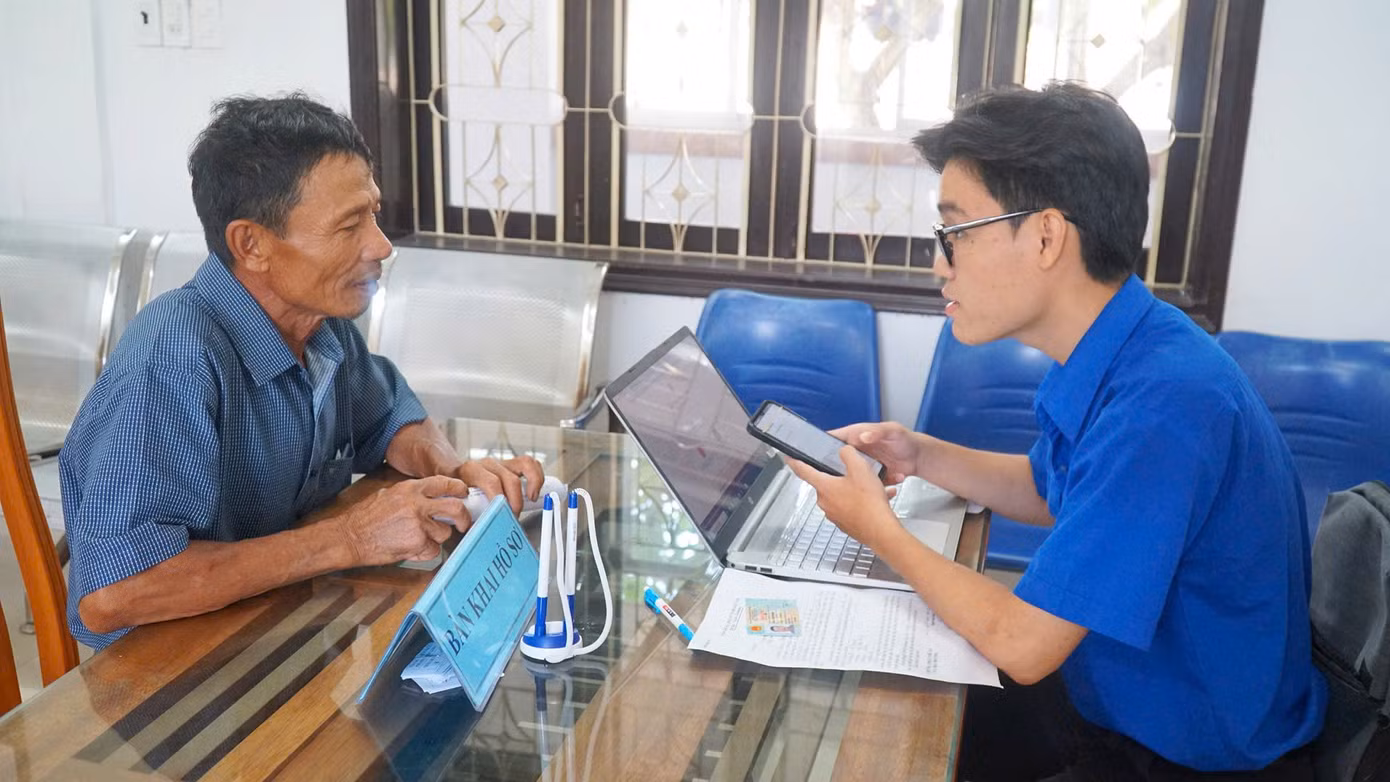 Tình nguyện viên hỗ trợ người dân đến giải quyết thủ tục hành chính tại trung tâm phục vụ hành chính công của phường, xã ở Huế.