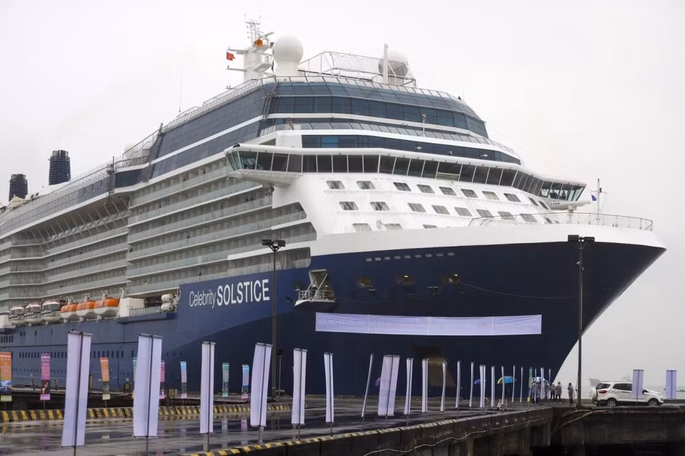 Cảng Chân Mây từng đón siêu tàu biển du lịch CELEBRITY SOLSTICE. Cảng Chân Mây từng đón siêu tàu biển du lịch CELEBRITY SOLSTICE.