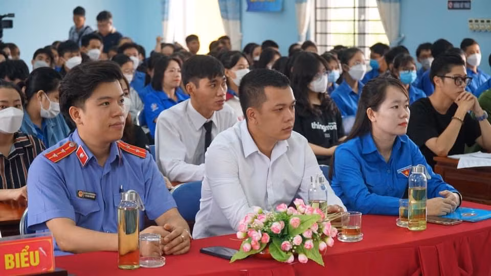 Phiên tòa giả định do Tỉnh Đoàn TT-Huế và Viện KSND tỉnh phối hợp tổ chức, nhằm tuyên truyền, phổ biến, giáo dục pháp luật cho cán bộ, đoàn viên, thanh niên. Ảnh: N.V