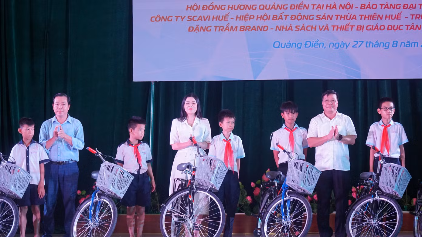 Trao tặng xe đạp cho học sinh nghèo vượt khó.