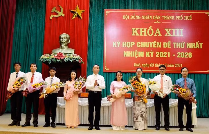 Tặng hoa chúc mừng 8 đại biểu HĐND thuộc các địa phương vừa sáp nhập vào HĐND TP Huế. - Ảnh: Huecity