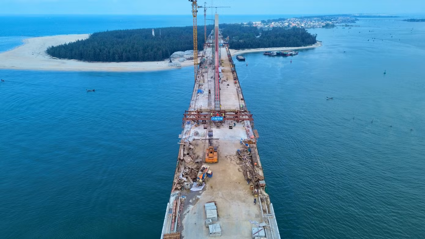 Công trình khởi công từ tháng 3/2022, do Ban Quản lý Dự án Đầu tư Xây dựng Công trình Giao thông TP Huế làm chủ đầu tư; liên danh Tân Nam - Đạt Phương - 479 Hòa Bình đảm trách thi công.