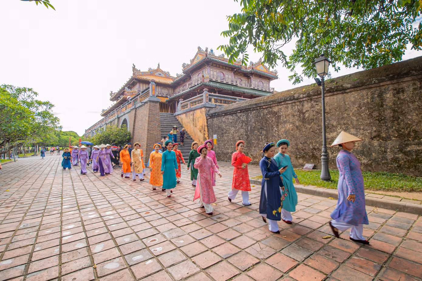 Cùng ngày là lễ diễu hành, dâng hương, hoa tại Triệu Tổ miếu, Thế Tổ miếu (Đại nội Huế). Ảnh: B.Minh. Cùng ngày là lễ diễu hành, dâng hương, hoa tại Triệu Tổ miếu, Thế Tổ miếu (Đại nội Huế). Ảnh: B.Minh.