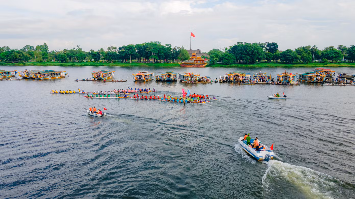 Ban tổ chức thông tin, đua ghe truyền thống trên sông Hương không chỉ là hoạt động thể thao mà còn là nét đẹp văn hóa nhằm tăng cường tinh thần đoàn kết giữa các địa phương ở tỉnh TT-Huế trong ngày Tết Độc lập của đất nước.