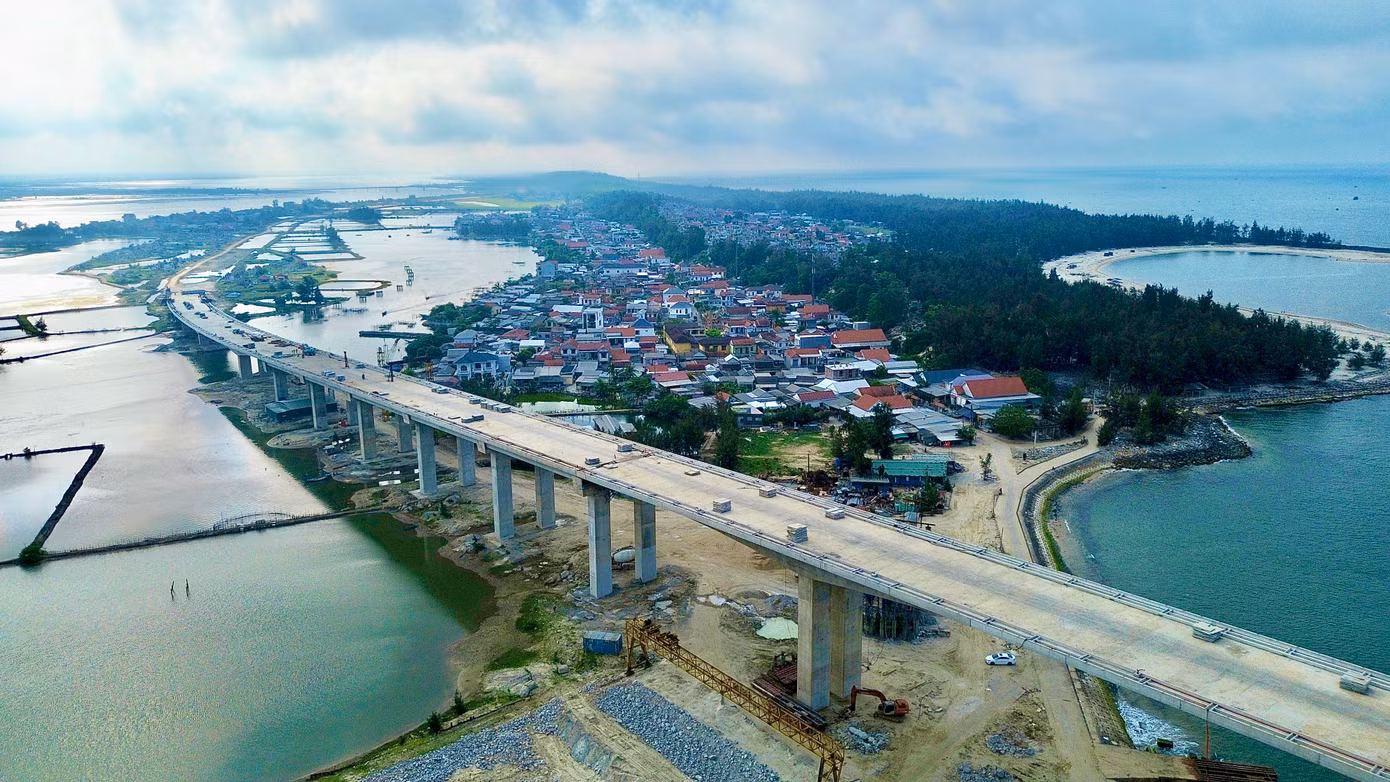 Theo lãnh đạo UBND TP Huế, tuyến đường ven biển, trong đó cầu Thuận An, là điểm nhấn có ý nghĩa chiến lược trong kết nối liên vùng Quảng Trị - Huế - Đà Nẵng, thúc đẩy hình thành các khu đô thị, dịch vụ, nghỉ dưỡng ven biển; đồng thời củng cố quốc phòng an ninh, nâng cao năng lực phòng, chống thiên tai và phát triển kinh tế biển...