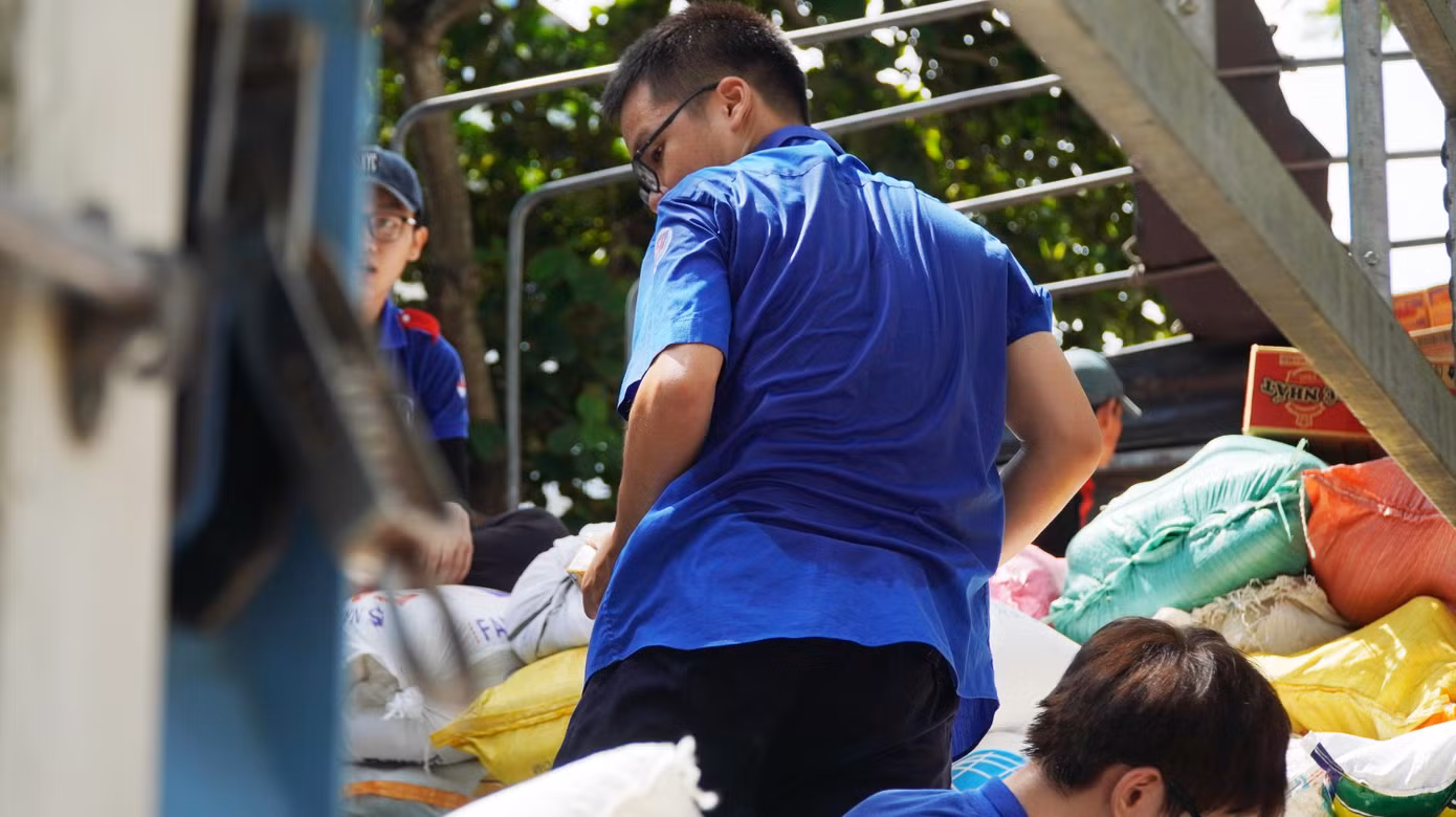 Những tấm áo xanh của tuổi trẻ Huế ướt sũng mồ hôi giữa trưa hè tình nguyện vì đồng bào TPHCM yêu thương Những tấm áo xanh của tuổi trẻ Huế ướt sũng mồ hôi giữa trưa hè tình nguyện vì đồng bào TPHCM yêu thương