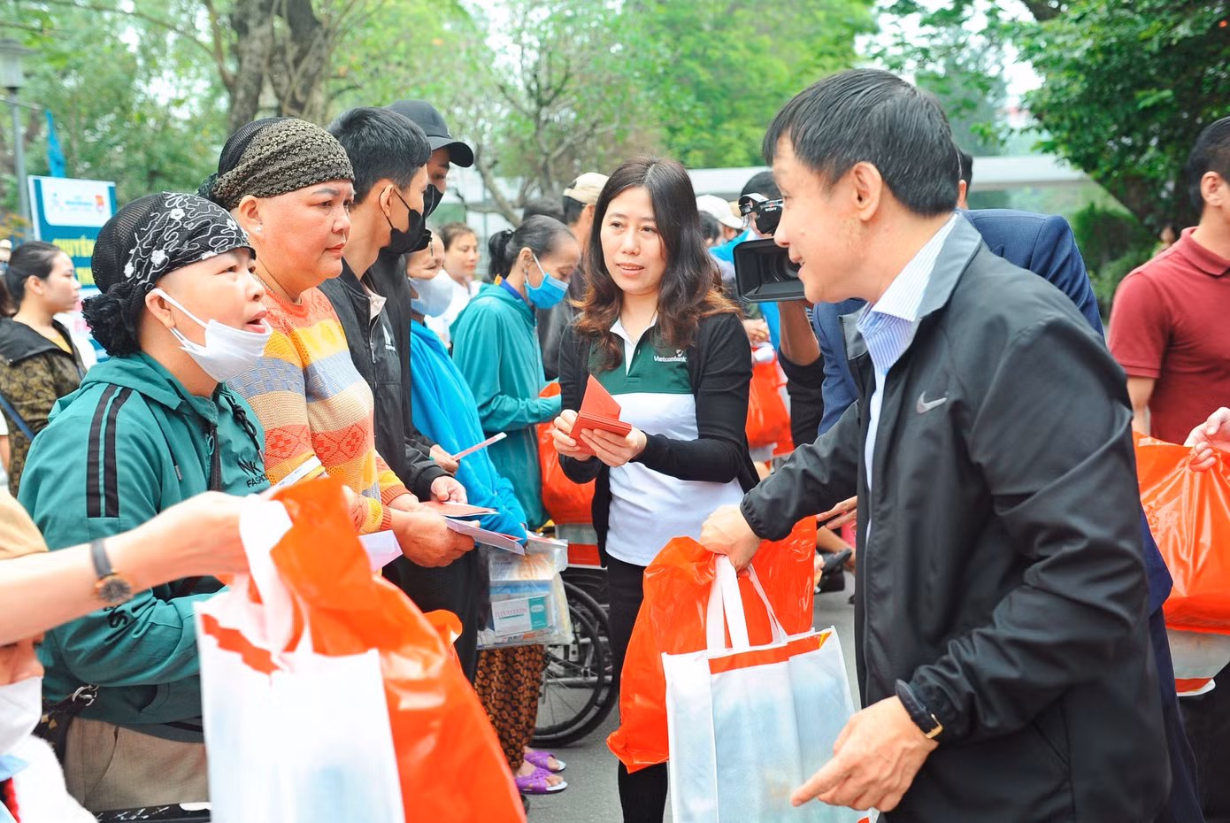 GS.TS. Phạm Như Hiệp - Giám đốc Bệnh viện T.Ư Huế, tặng quà, động viên bệnh nhân và người nhà trước khi về quê đón Tết.