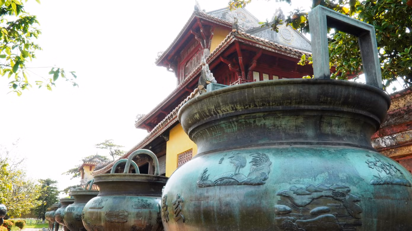 Trên mỗi thân đỉnh được đúc tạo và khắc nổi những họa tiết hoa văn, chữ viết sống động như nêu trên đã thể hiện trình độ cao, tay nghề tinh xảo của những nghệ nhân đúc đồng dưới thời nhà Nguyễn. Theo giới chuyên môn về bảo tồn văn hóa, 9 chiếc đỉnh đồng cổ này rất xứng đáng là những tác phẩm nghệ thuật tạo hình độc đáo bậc nhất của Việt Nam.