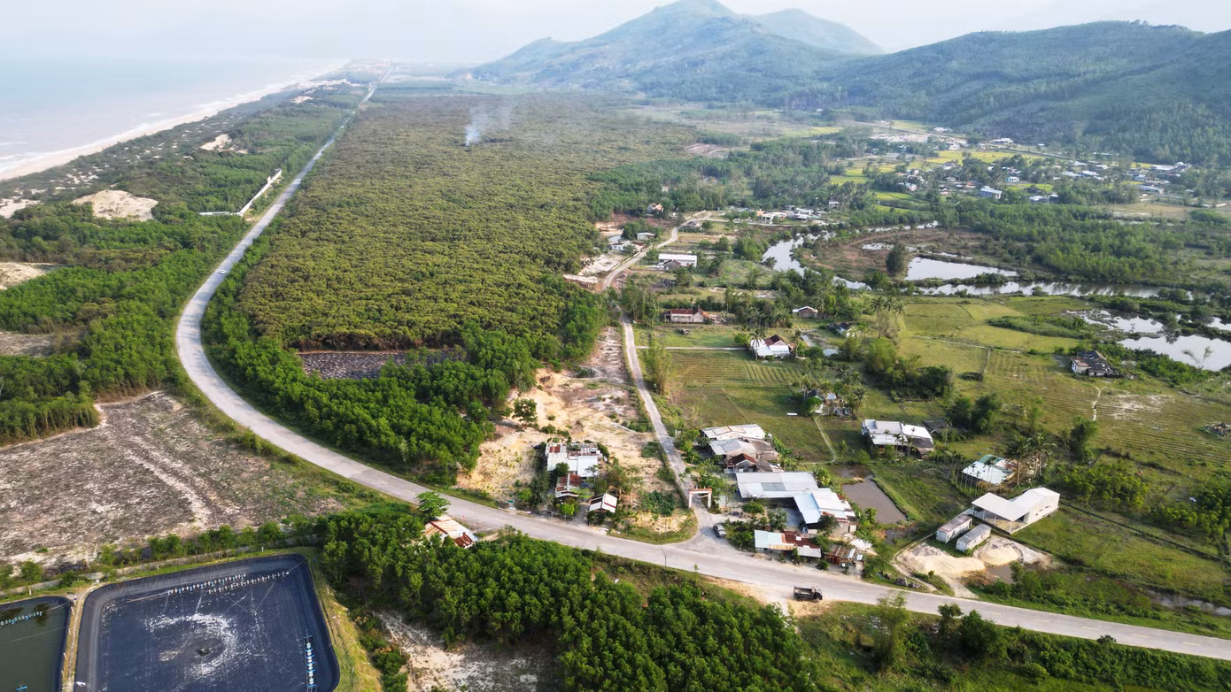 Theo tìm hiểu, dự án khu du lịch nghỉ dưỡng - sân golf Lăng Cô, do Công ty cổ phần đầu tư phát triển Phong Phú Lăng Cô làm chủ đầu tư, được cấp phép từ năm 2008. Đến năm 2011, hơn 100 hộ dân được thông báo phải di dời để nhường đất cho dự án. Một cánh rừng dẻ cảnh quan ven biển rộng hơn 60ha có từ hàng trăm năm trước cũng nằm trong diện phải giải tỏa do quy hoạch sân golf… Tuy nhiên, dự án sau đó chỉ được chủ đầu tư động thổ, quây hàng rào rồi "bất động".