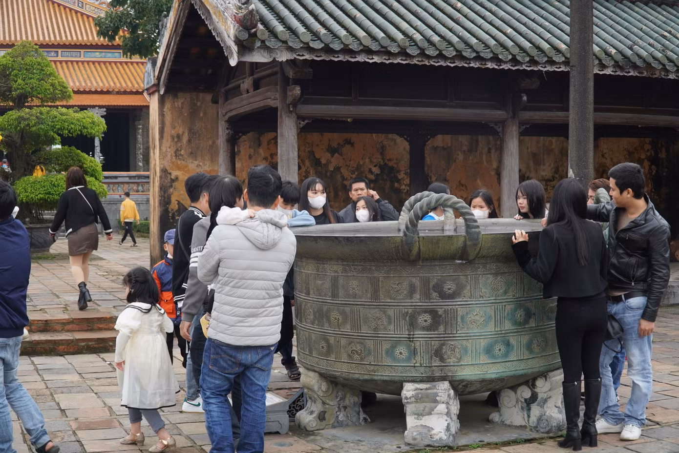 Giới trẻ bị thu hút bởi chiếc vạc đồng trưng bày tại sân nhà Tả Vu, Hữu Vu phía sau điện Thái Hòa.