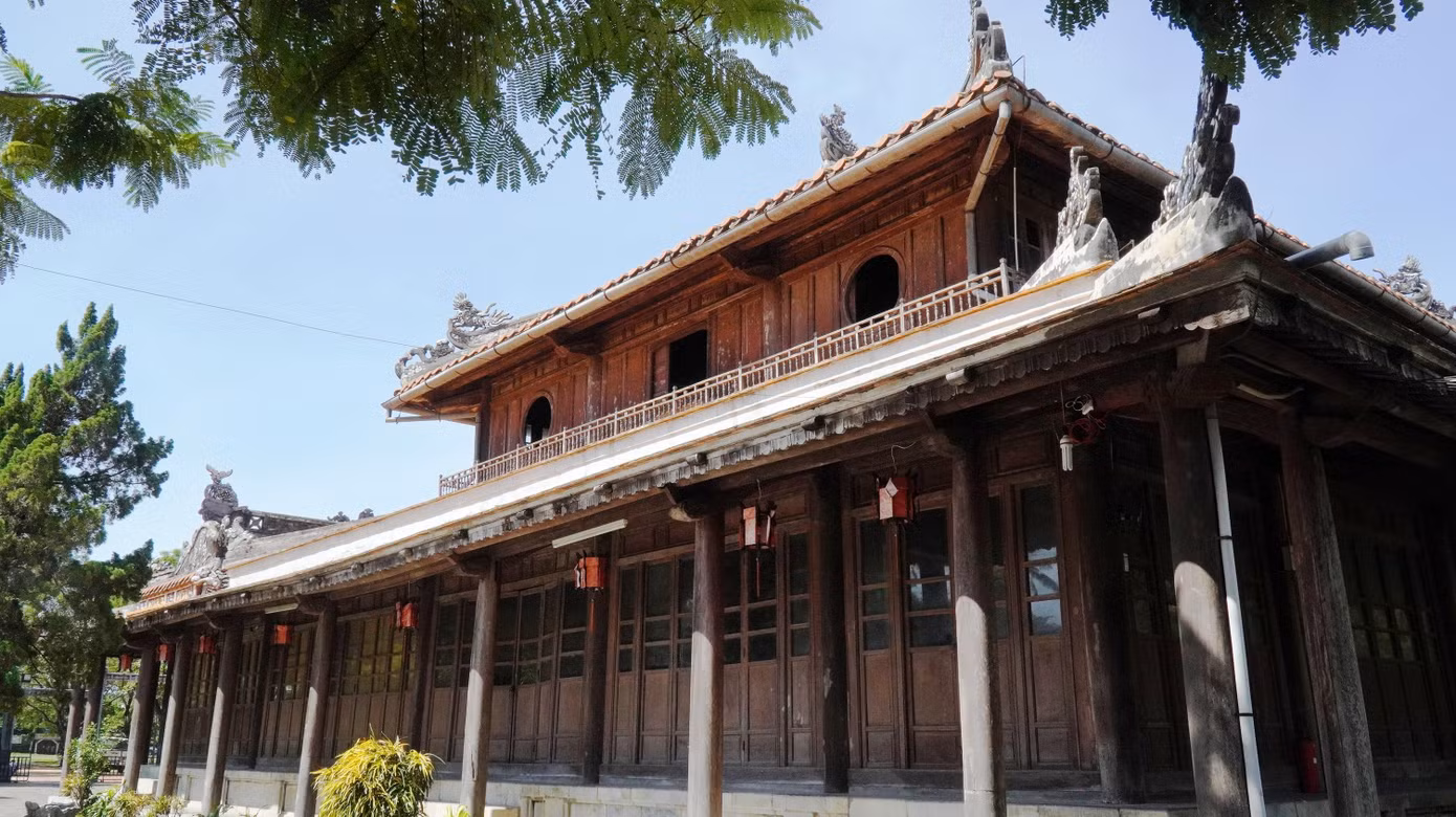 Trong số các công trình kiến trúc này, Di Luân đường, Tân Thơ viện và tòa nhà dành cho vị Tế tửu Quốc Tử giám ở là những công trình kiến trúc gỗ theo phong cách truyền thống có giá trị nghệ thuật cao (Tân Thơ viện, Di Luân đường đều có nguồn gốc từ các công trình kiến trúc của cung Bảo Định)…