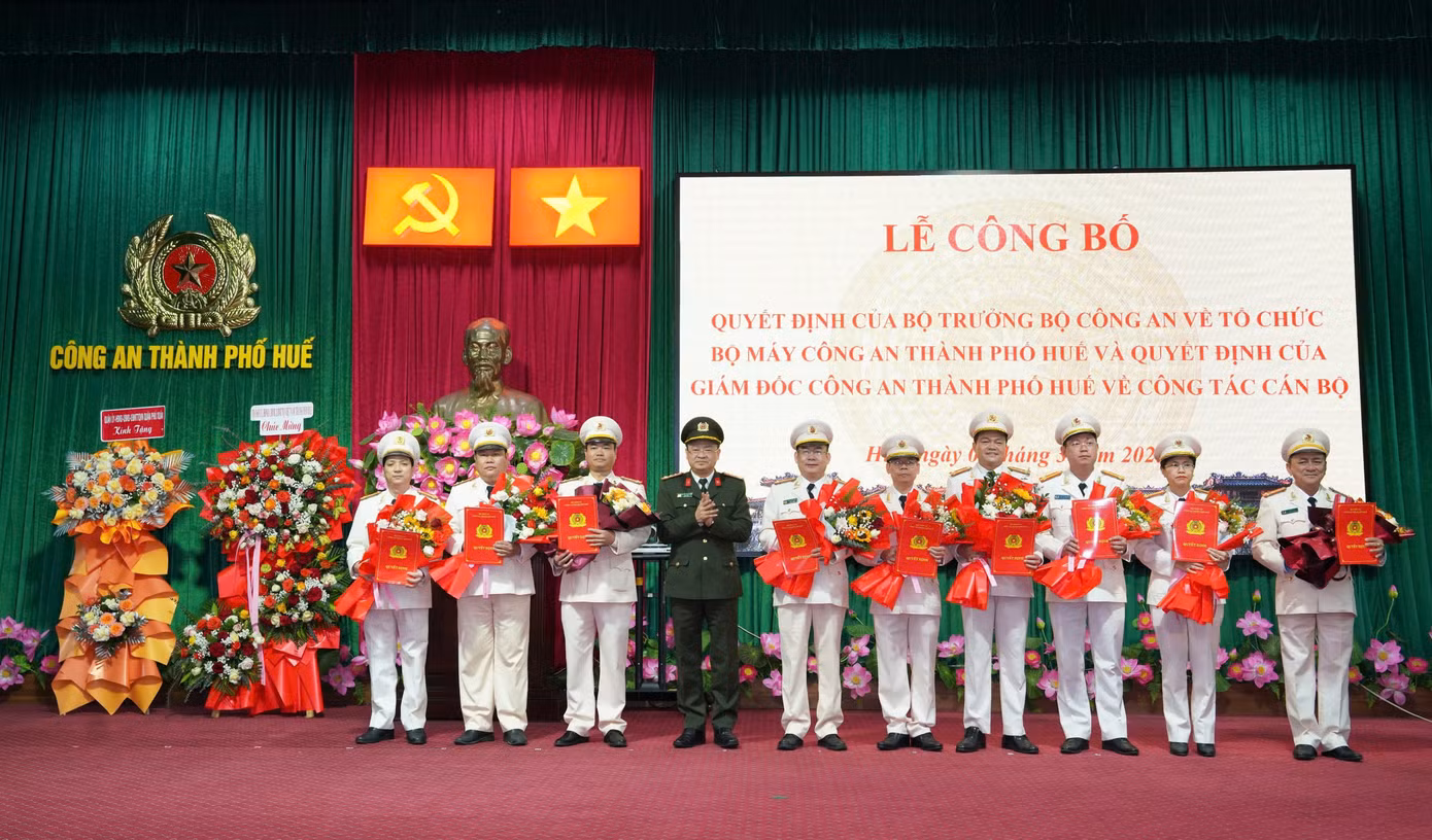Công bố các quyết định của Bộ trưởng Bộ Công an và Giám đốc Công an TP Huế về tổ chức bộ máy.